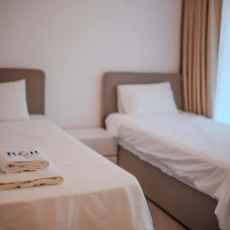 Comfortable Newly Built 2-bedroom Just By The Pool 公寓 *