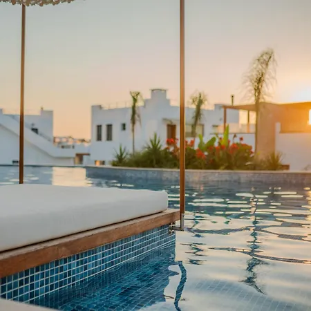 Comfortable Newly Built 2-bedroom Just By The Pool * 凯里尼亚