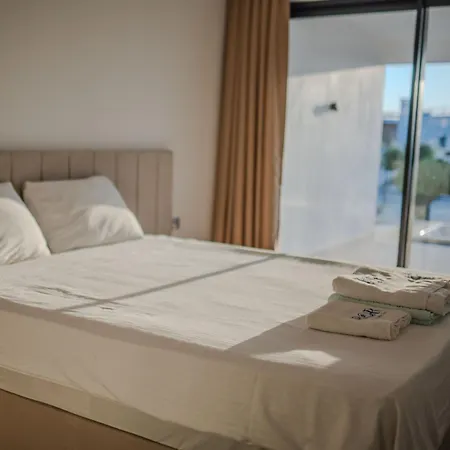 公寓 Comfortable Newly Built 2-bedroom Just By The Pool 凯里尼亚