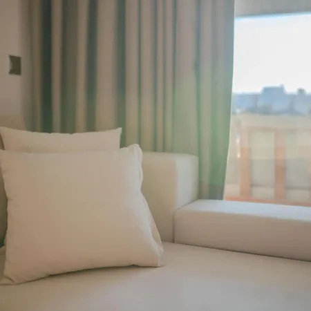 Comfortable Newly Built 2-bedroom Just By The Pool 公寓 凯里尼亚