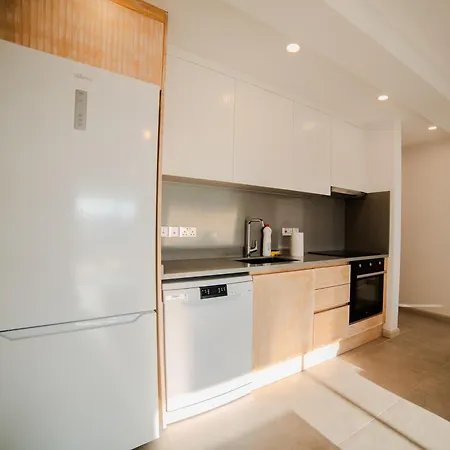 Апартаменты Comfortable Newly Built 2-bedroom Just By The Pool Кирения