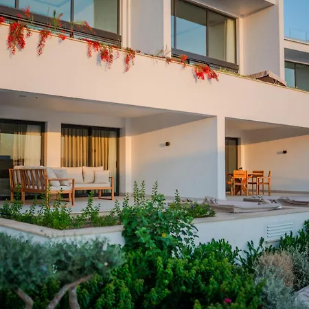 Comfortable Newly Built 2-bedroom Just By The Pool 公寓 *