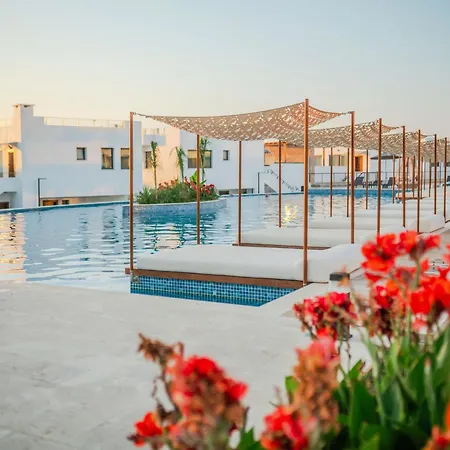 Comfortable Newly Built 2-bedroom Just By The Pool Girne
