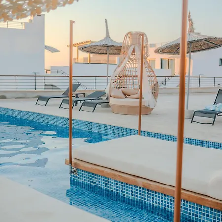 Comfortable Newly Built 2-bedroom Just By The Pool