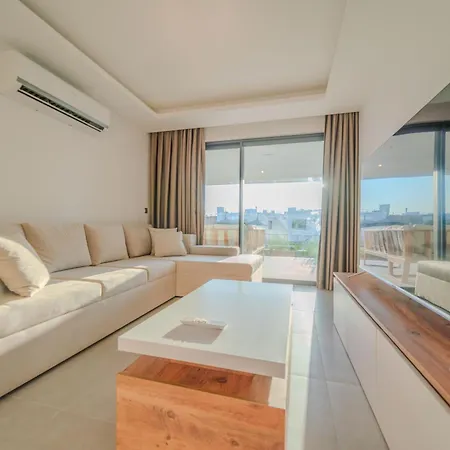 Comfortable Newly Built 2-bedroom Just By The Pool Κερύνεια
