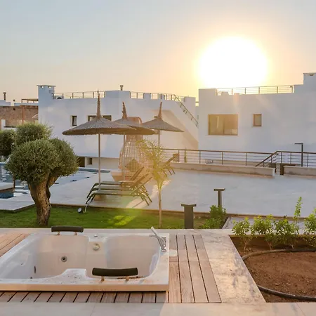 Comfortable Newly Built 2-bedroom Just By The Pool Διαμέρισμα *