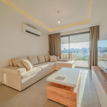 Comfortable Newly Built 2-bedroom Just By The Pool Διαμέρισμα *