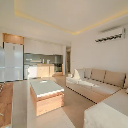 Comfortable Newly Built 2-bedroom Just By The Pool * Κερύνεια