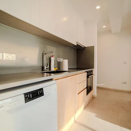 Comfortable Newly Built 2-bedroom Just By The Pool Κερύνεια