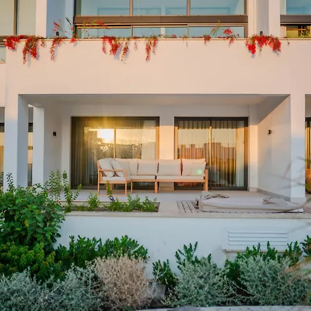 Διαμέρισμα Comfortable Newly Built 2-bedroom Just By The Pool